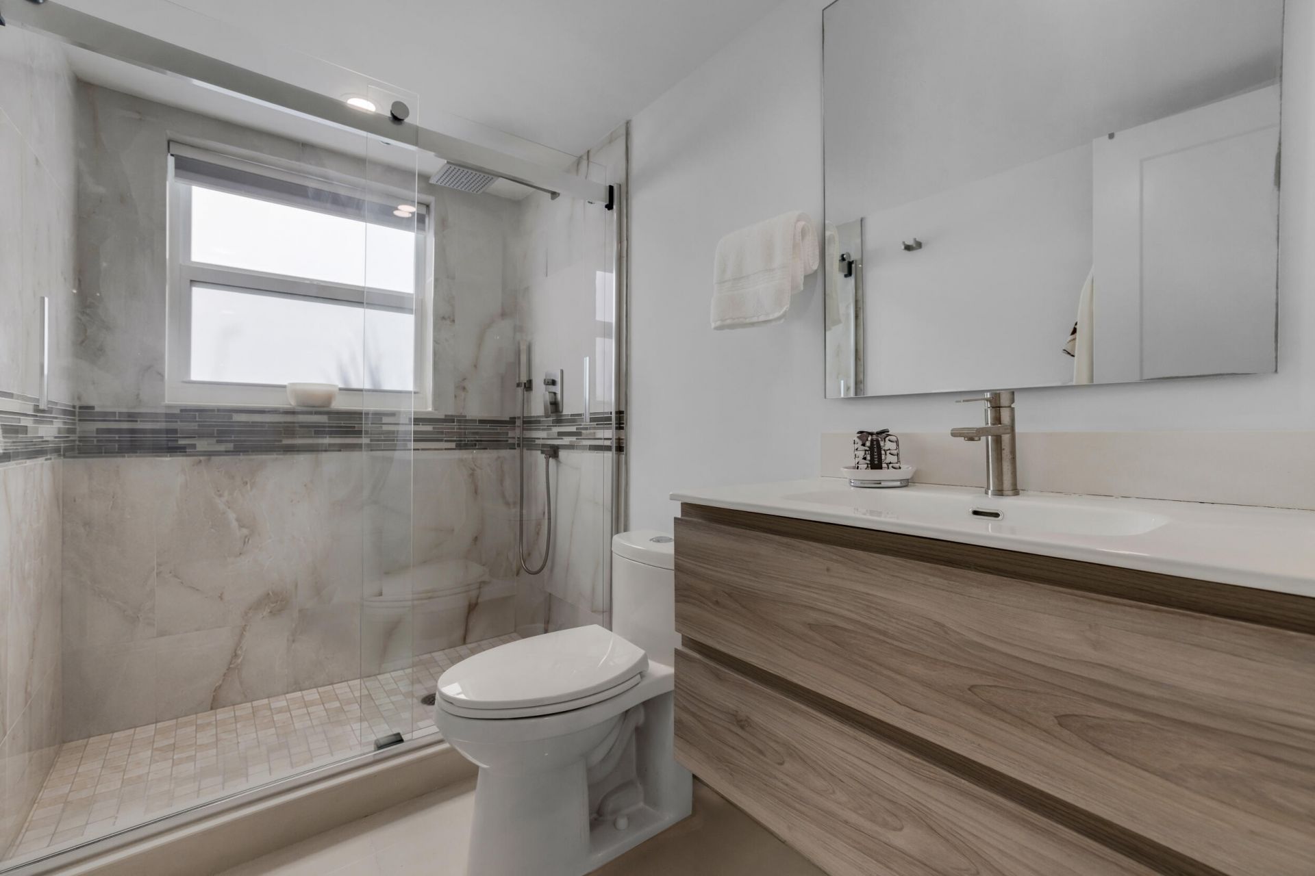 3930 Oaks Clubhouse Drive, Unit 401, Pompano Beach, FL 33069 Photo