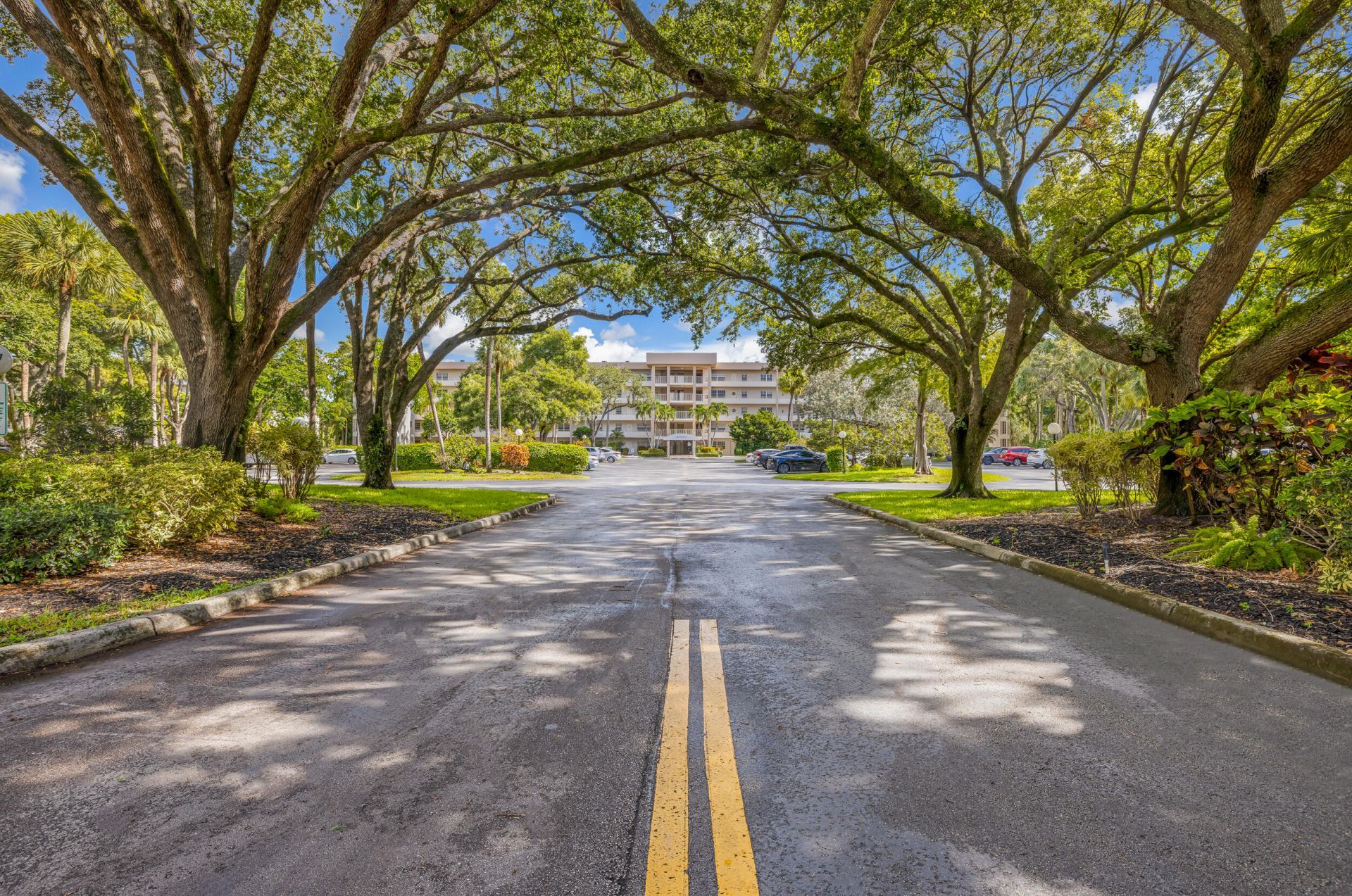 3930 Oaks Clubhouse Drive, Unit 401, Pompano Beach, FL 33069 Photo