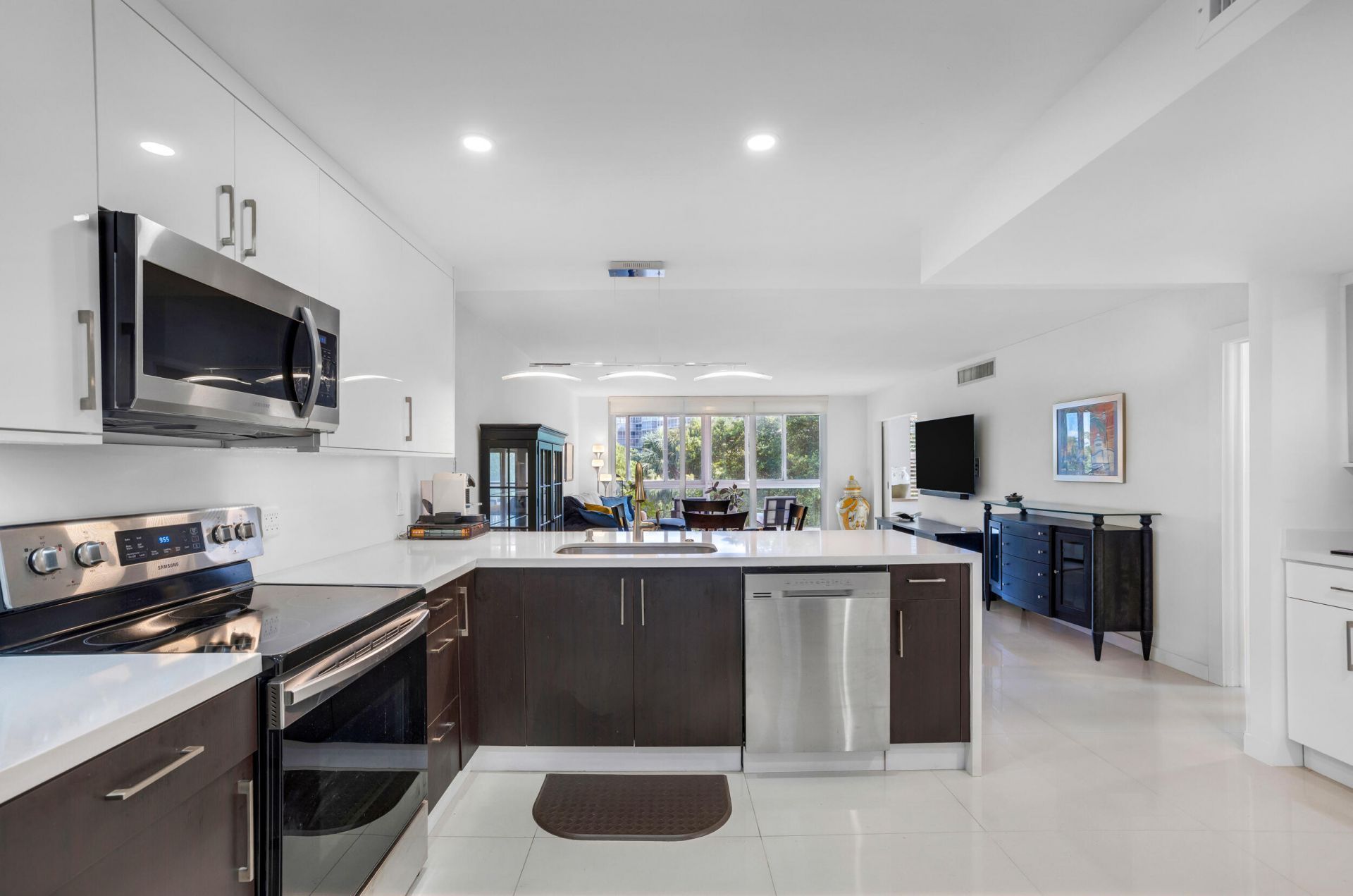 3930 Oaks Clubhouse Drive, Unit 401, Pompano Beach, FL 33069 Photo