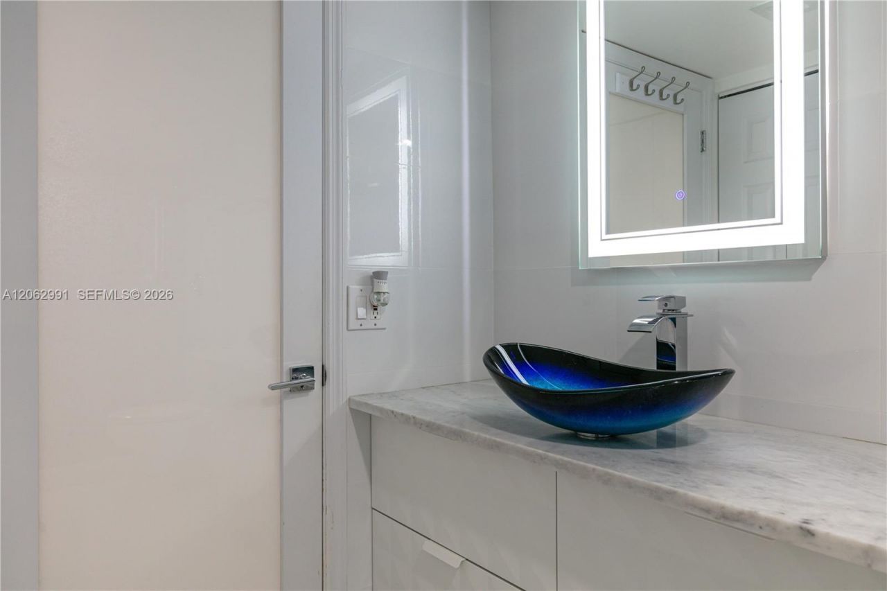 3500 Mystic Pointe Dr , Unit 3702, Aventura, FL 33180 Photo