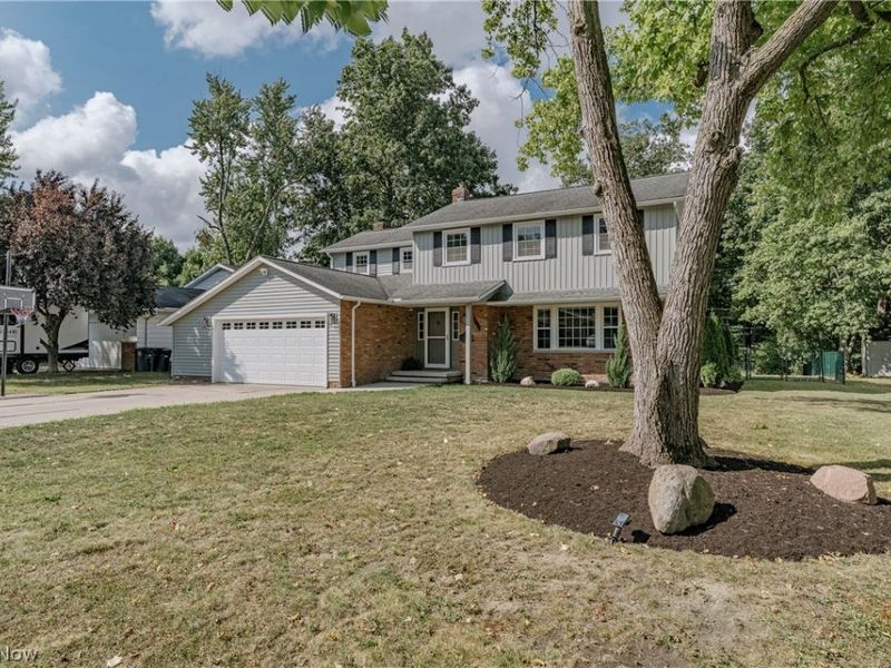 1960 Bromton Drive, Lyndhurst, OH 44124 Photo 2