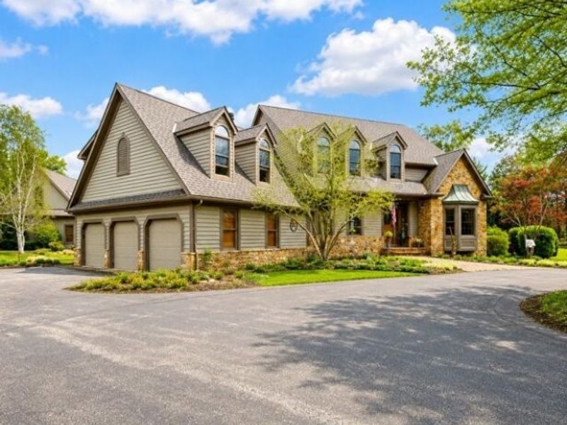 11205 Hampton Ridge Drive , Chardon, OH 44024 Photo 2
