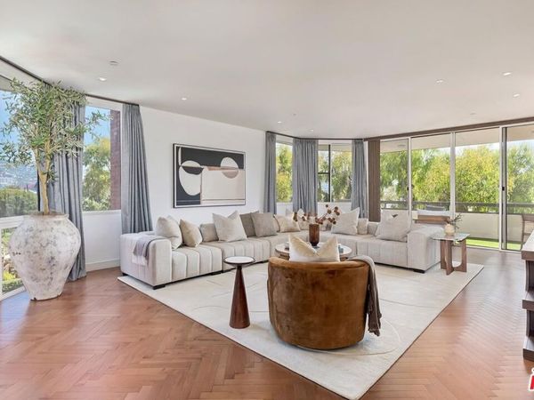 300 N Swall Drive, Unit 452, Beverly Hills, CA 90211