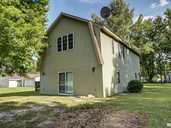 112 E GRAND Avenue, Owaneco, IL 62555