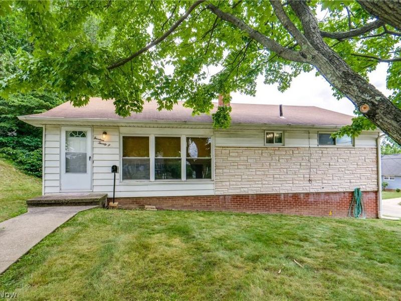1425 Colonial Boulevard NE, Canton, OH 44714 Photo 1