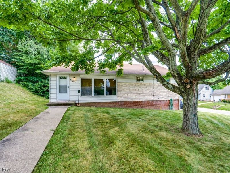 1425 Colonial Boulevard NE, Canton, OH 44714 Photo 2