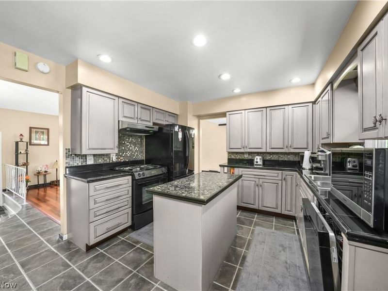 4781 N Hillary Oval, Richmond Heights, OH 44143 Photo 9