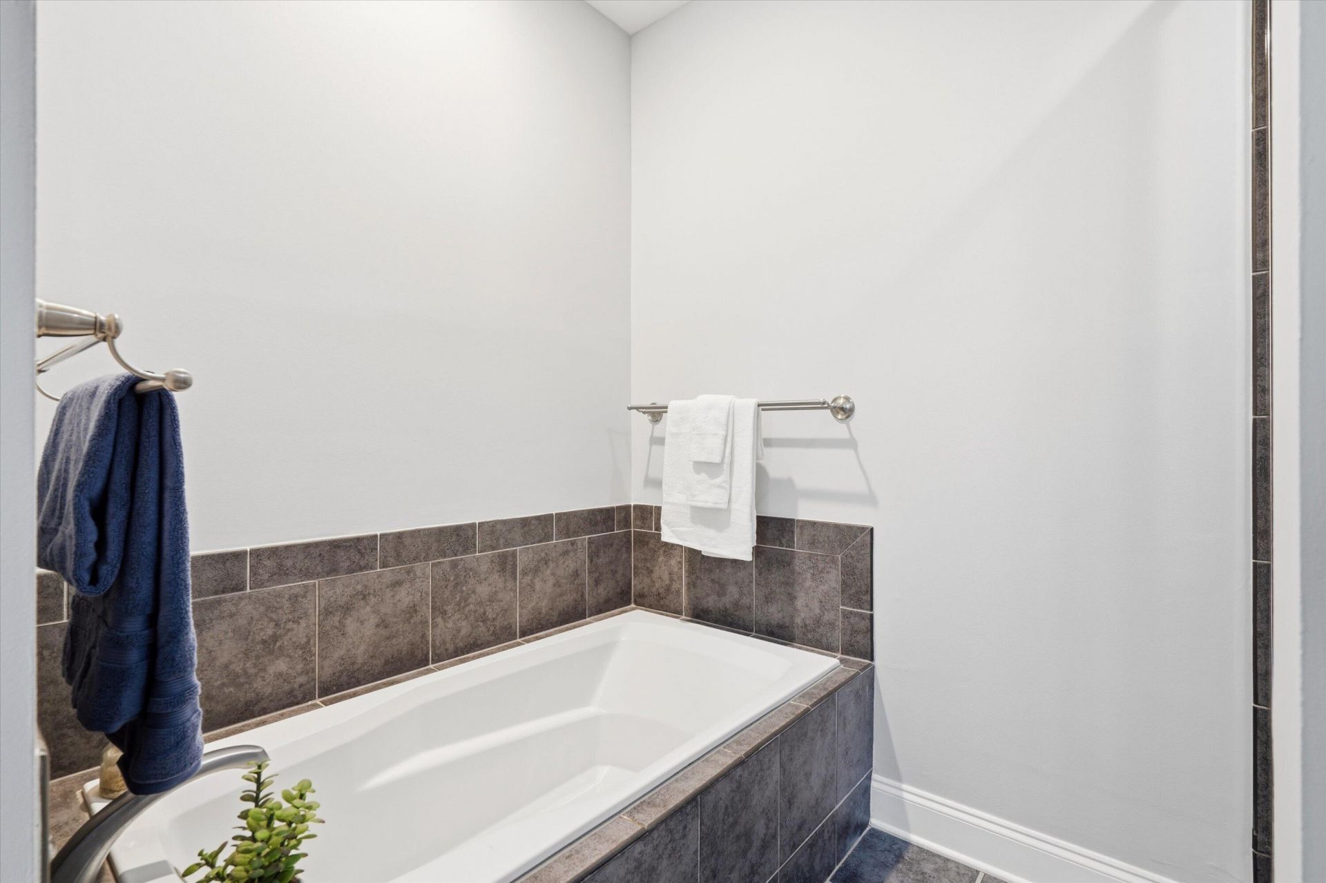 5561 Colonial Chatsworth Circle Photo 21