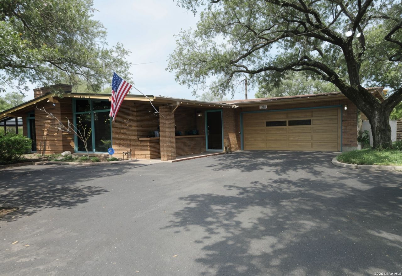 2415 Hillcrest Dr, San Antonio, TX 78228 Main Photo