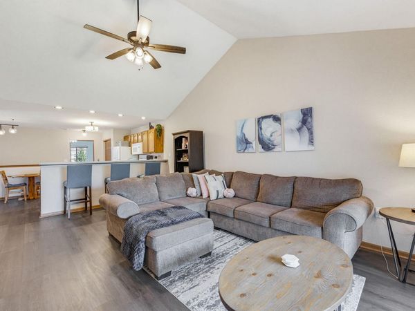 6080 S Crosswinds Dr, Unit 4, Cudahy, WI 53110