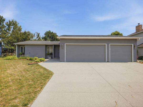186 Prairiewood Drive S, Fargo, ND 58103