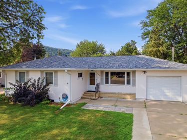 1661 W 6th Street , Winona, MN 55987