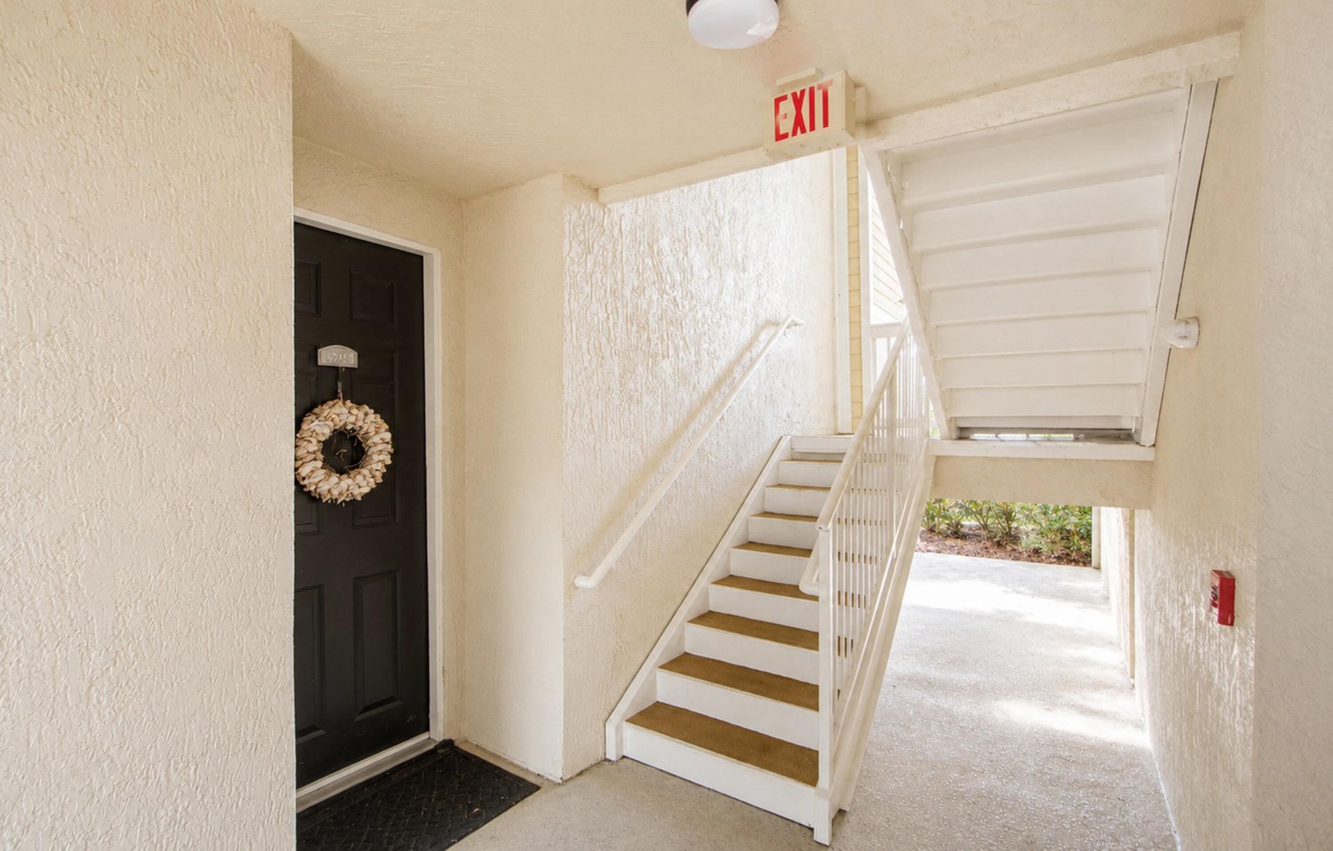 60 Fenwick Hall Allee Alley Photo 4