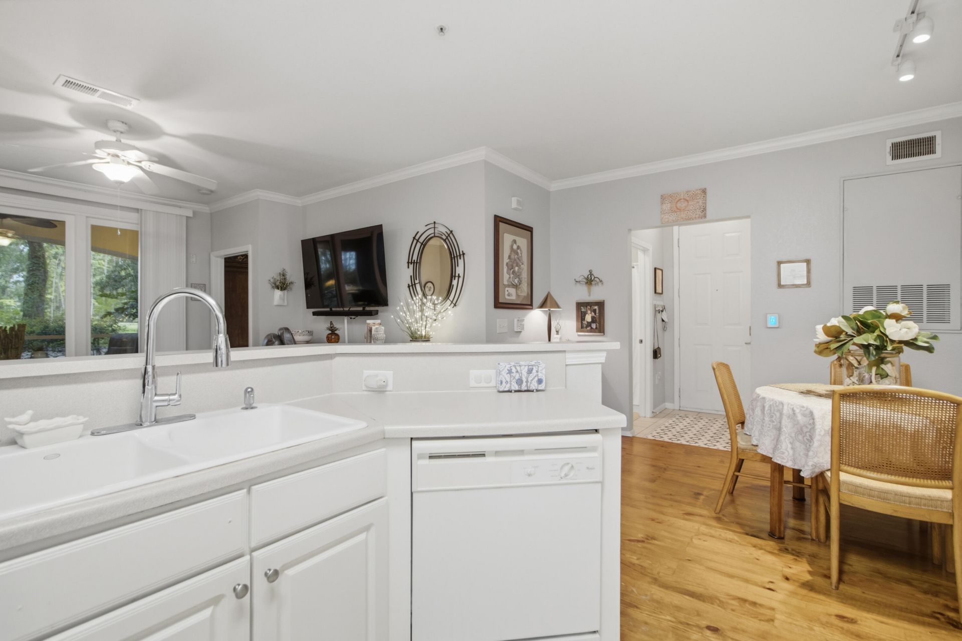 60 Fenwick Hall Allee Alley Photo 5