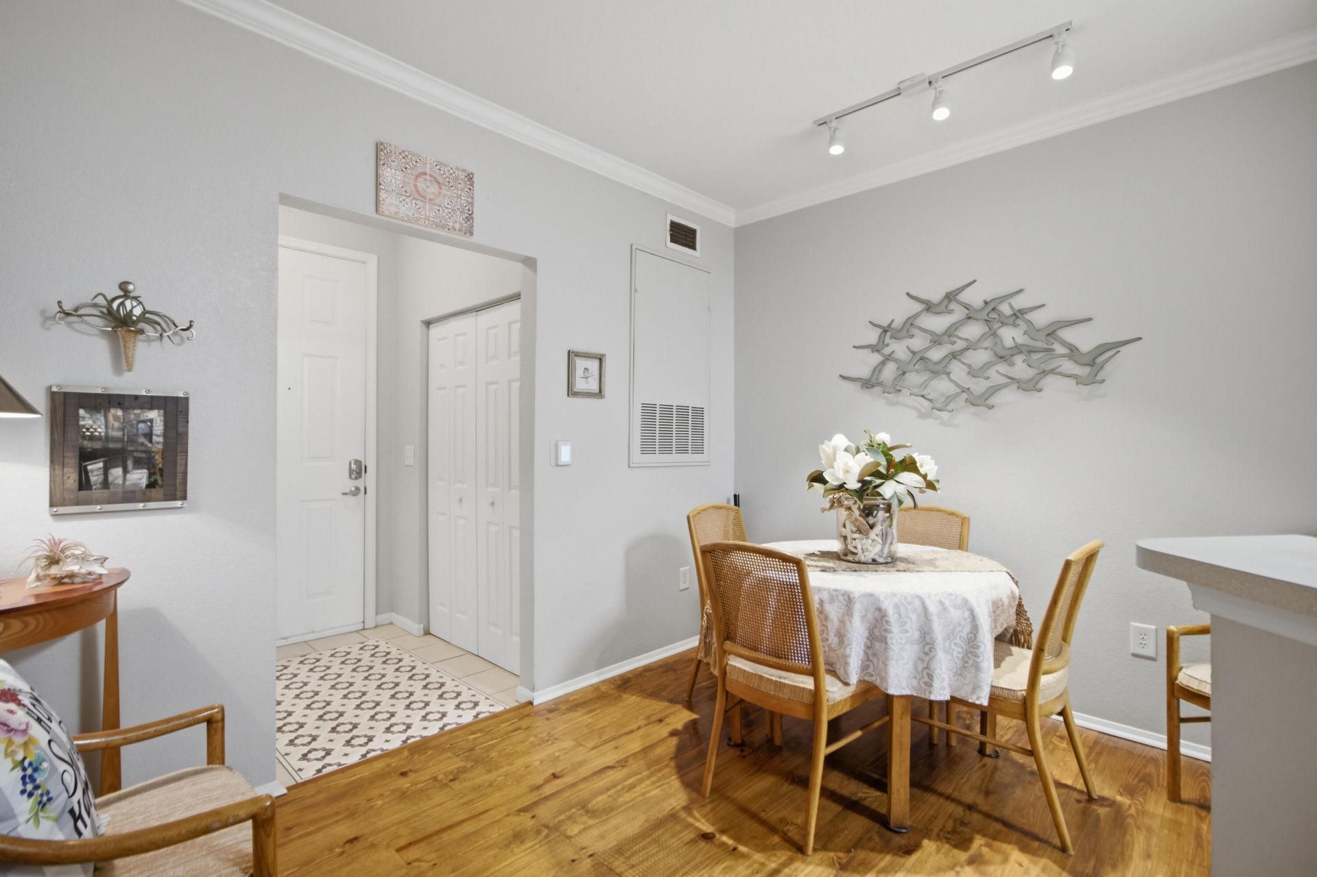 60 Fenwick Hall Allee Alley Photo 7