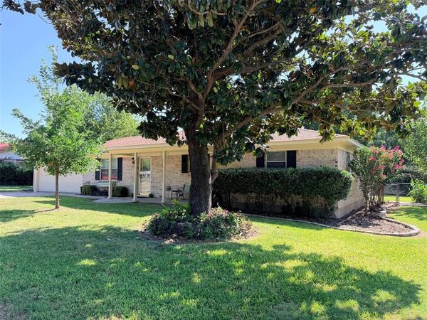 202 Shoshone Street , Comanche, TX 76442