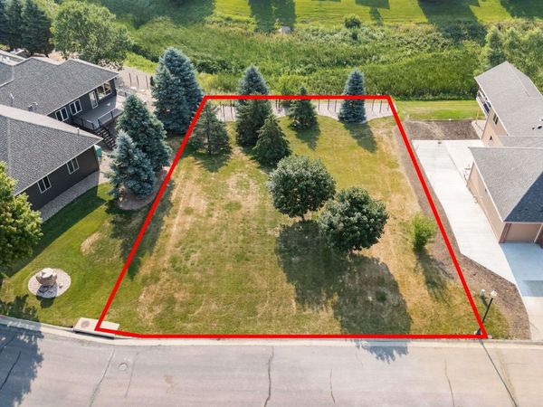 5704 S Lazy Ridge Pl, Sioux Falls, SD 57108