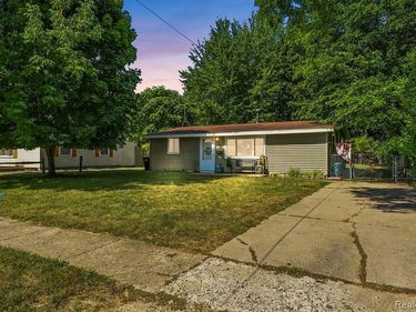 813 Oak Park Drive, Fenton, Mi 48430