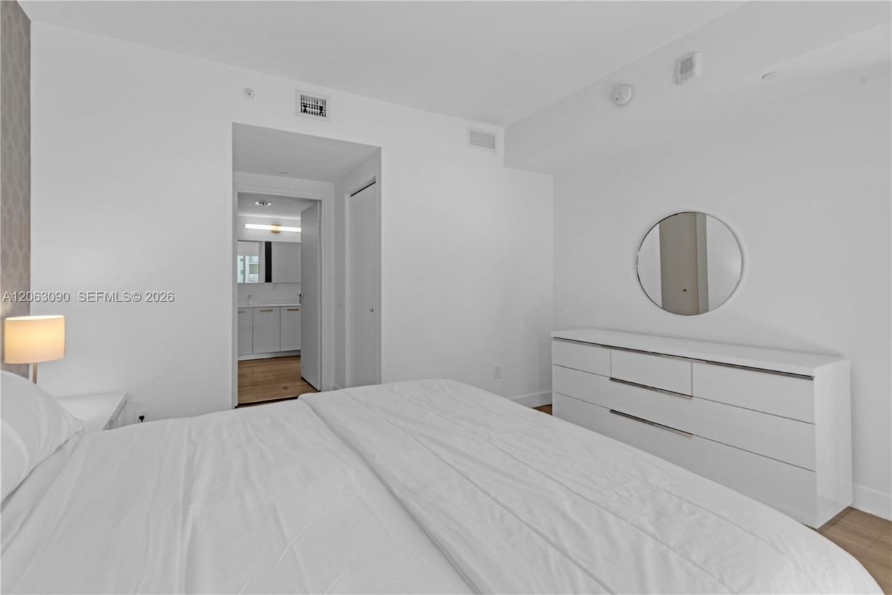 1300 Brickell Bay Dr , Unit 903, Miami, FL 33131 Photo