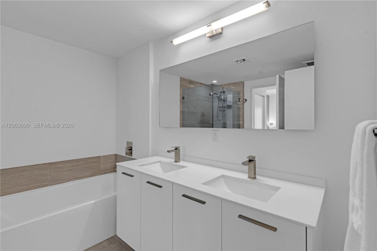 1300 Brickell Bay Dr , Unit 903, Miami, FL 33131 Photo