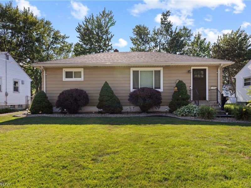 374 White Oak Drive, Elyria, OH 44035 Photo 1