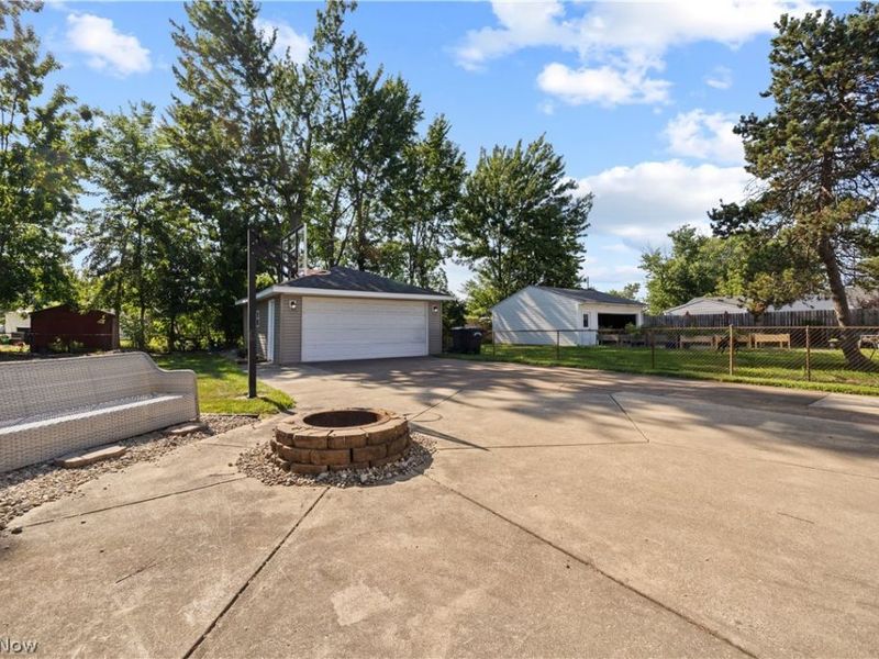 374 White Oak Drive, Elyria, OH 44035 Photo 2