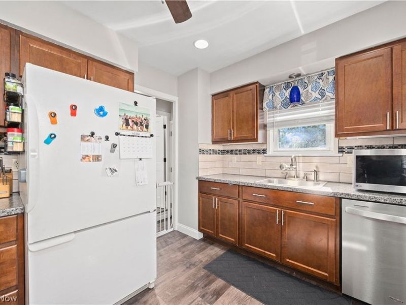 374 White Oak Drive, Elyria, OH 44035 Photo 9