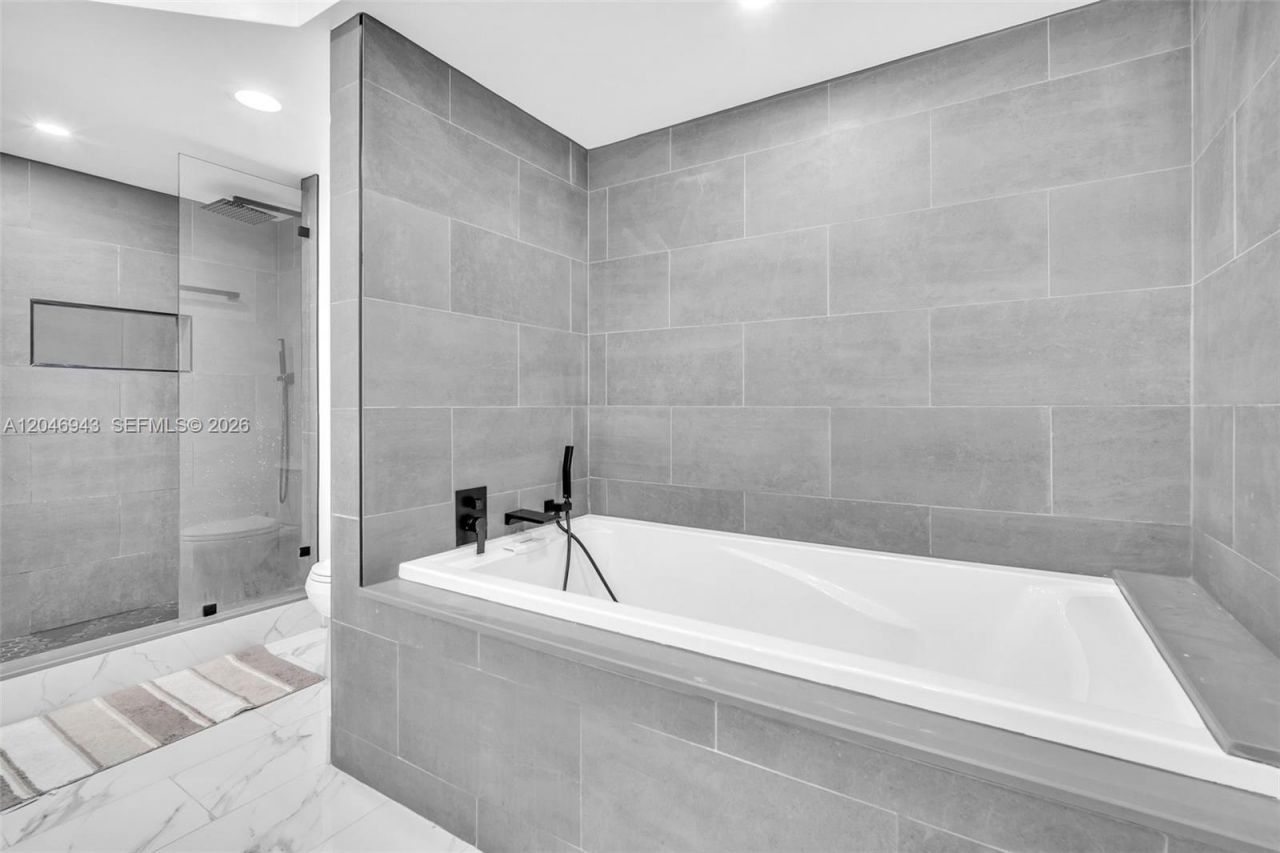 1000 W Island Blvd, Unit 1206, Aventura, FL 33160 Photo