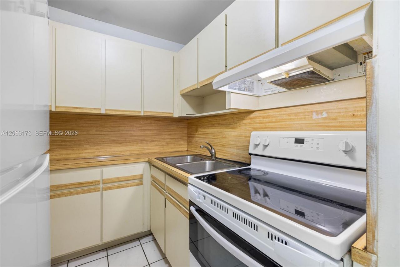 5050 NW 7th St , Unit 211, Miami, FL 33126 Photo