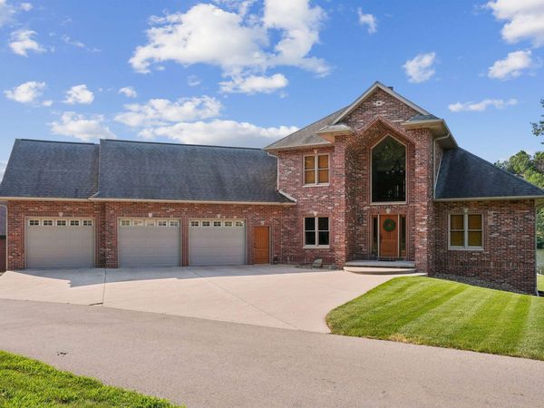 22666 262nd Avenue, Delhi, IA 52223