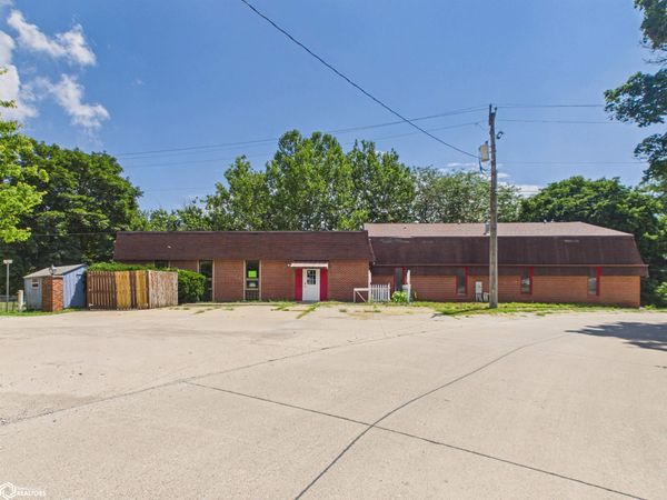 2303 8Th Avenue E, University Park, IA 52595