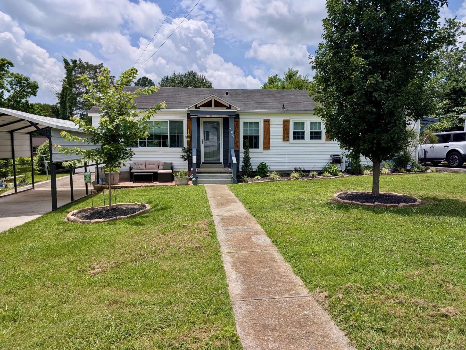 305 Charlotte Dr , Shelbyville, TN 37160 Main Photo