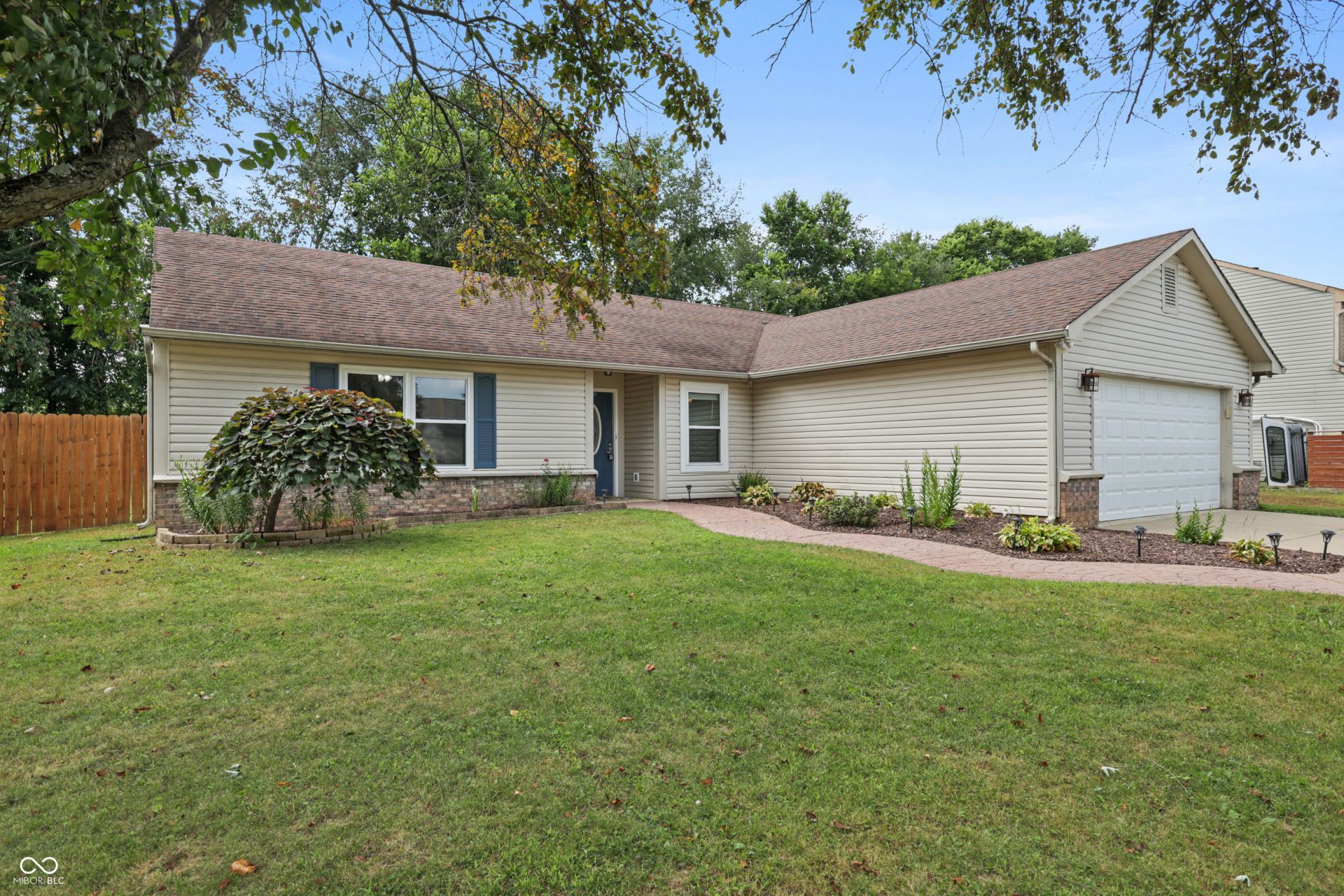8542 N Burbrink Drive, Columbus, IN 47201 Main Photo