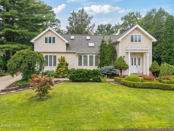 6 Quaker Drive, Schenectady, NY 12309