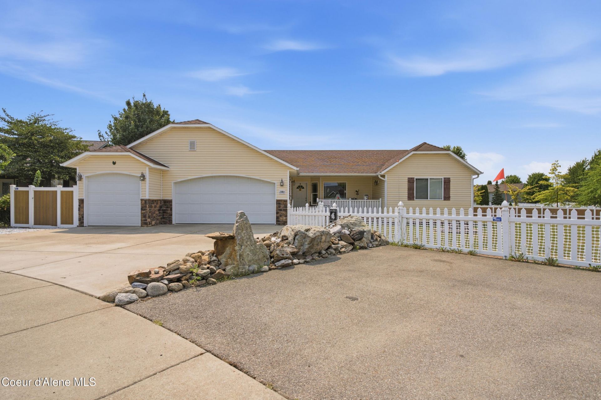 2740 W Porthill Ct, Hayden, ID 83835 Main Photo