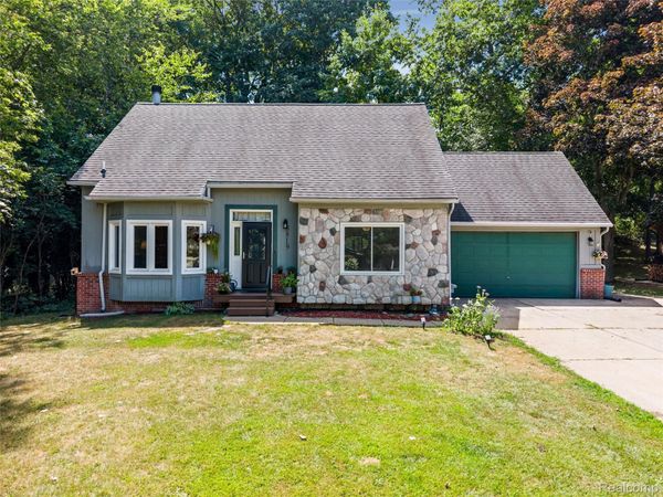 8819 Woodshire Drive, White Lake Township, Mi 48386