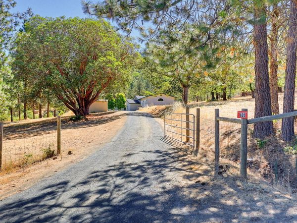620 Wards Creek Road, Rogue River, OR 97537