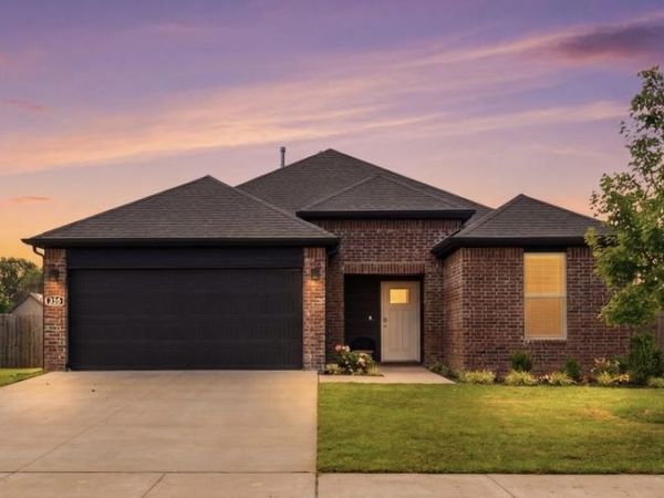 460 N Goose Xing, Farmington, AR 72730