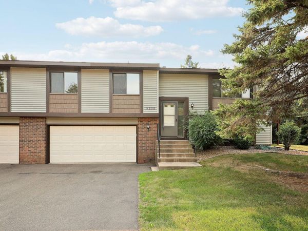 9205 Dartford Road, Woodbury, MN 55125