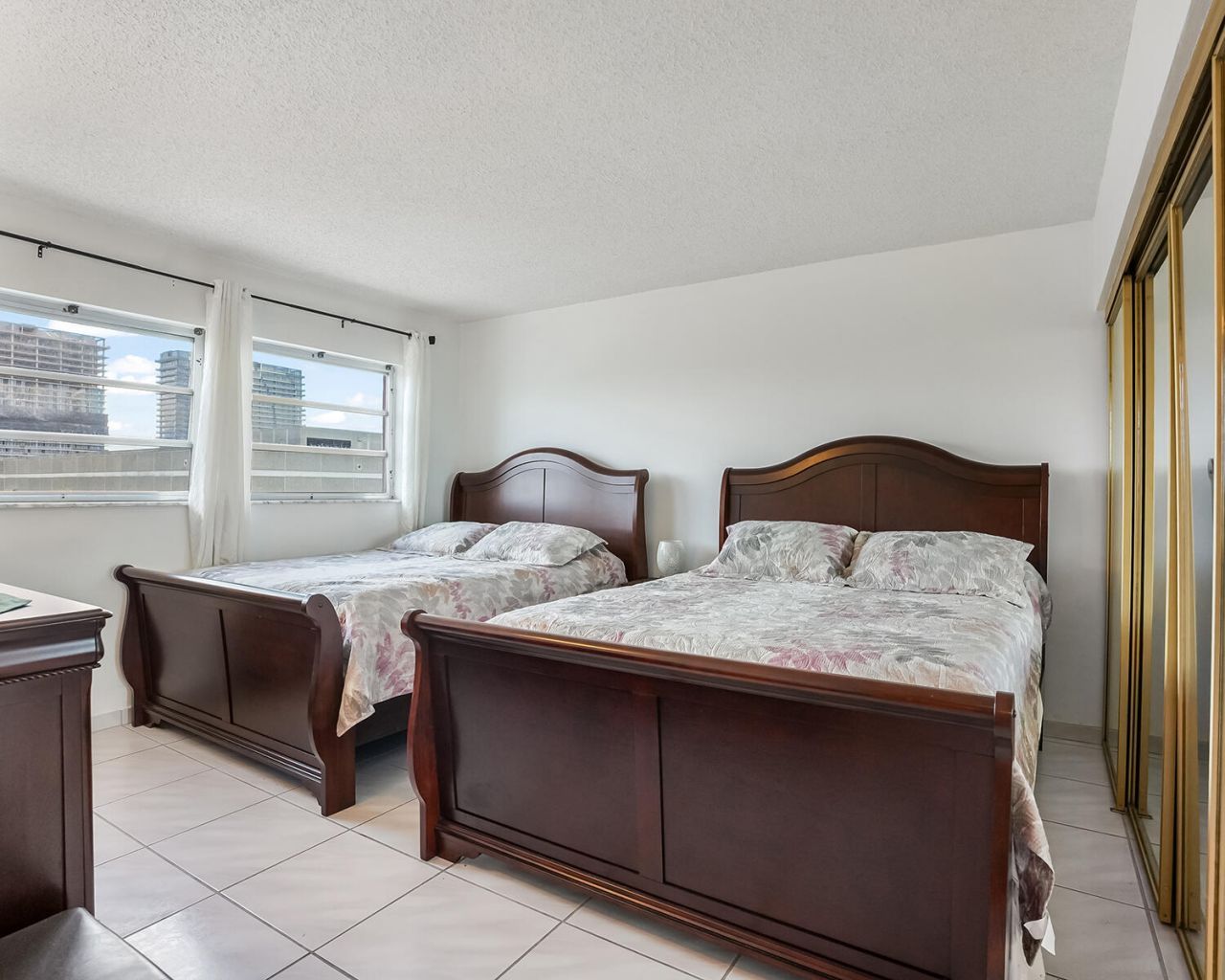 180 NE 12th Avenue, Unit 15E, Hallandale Beach, FL 33009 Photo