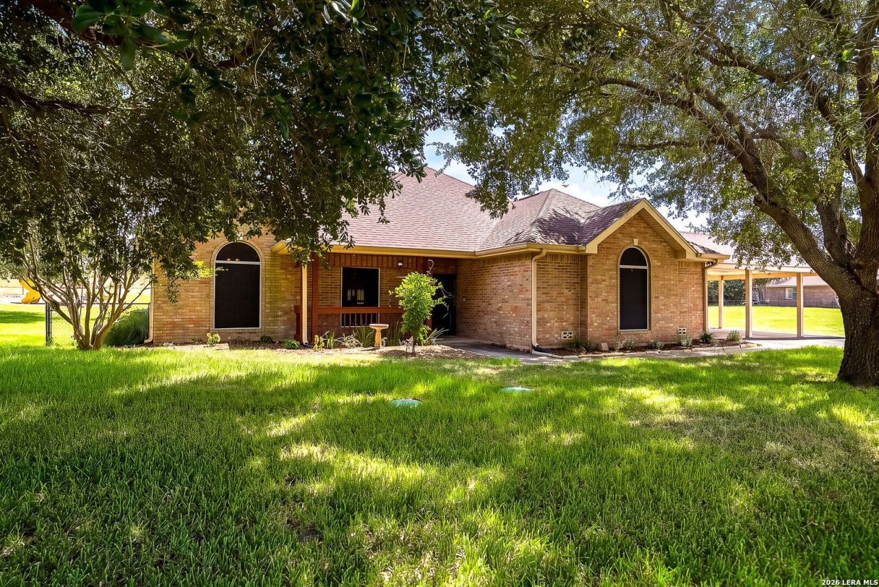516 Lake Valley Dr, La Vernia, TX 78121 Main Photo