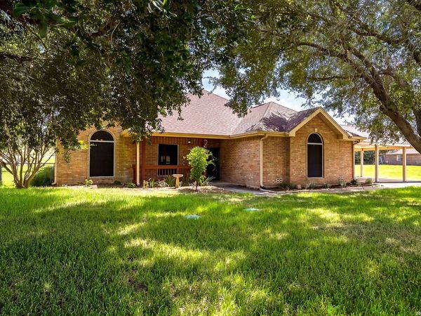 516 Lake Valley Dr, La Vernia, TX 78121