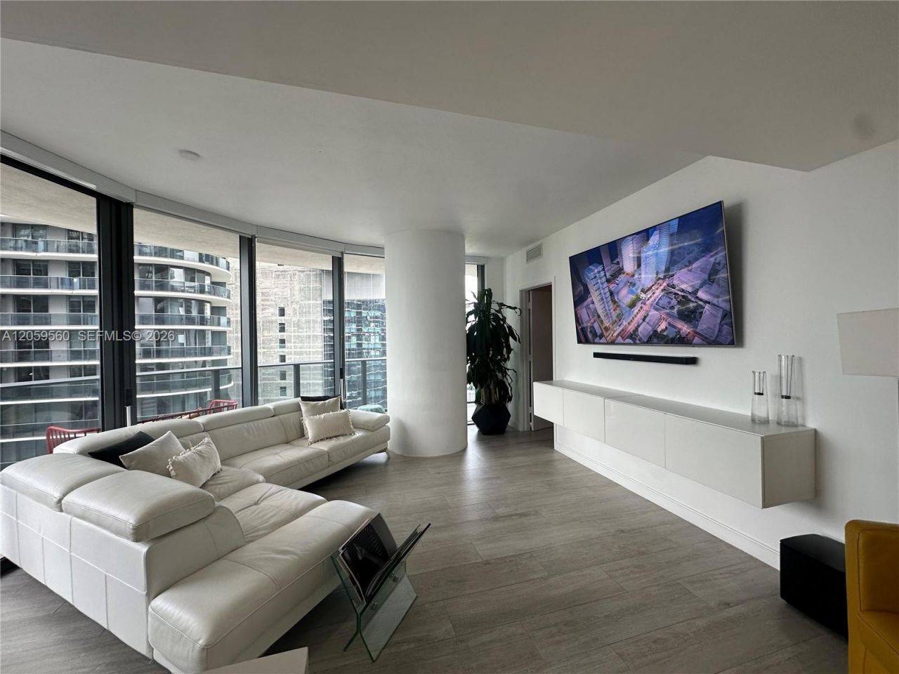 45 SW 9th St , Unit 2501, Miami, FL 33130 Photo