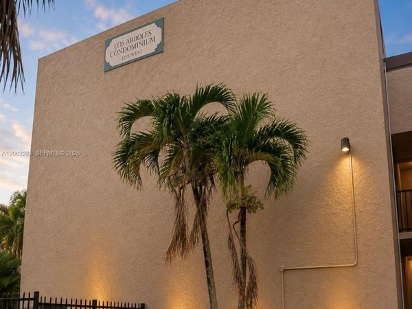 1900 W 68th St , Unit B203, Hialeah, FL 33014
