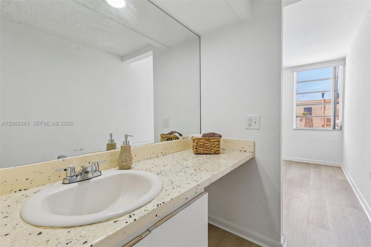 1900 W 68th St , Unit B203, Hialeah, FL 33014 Photo
