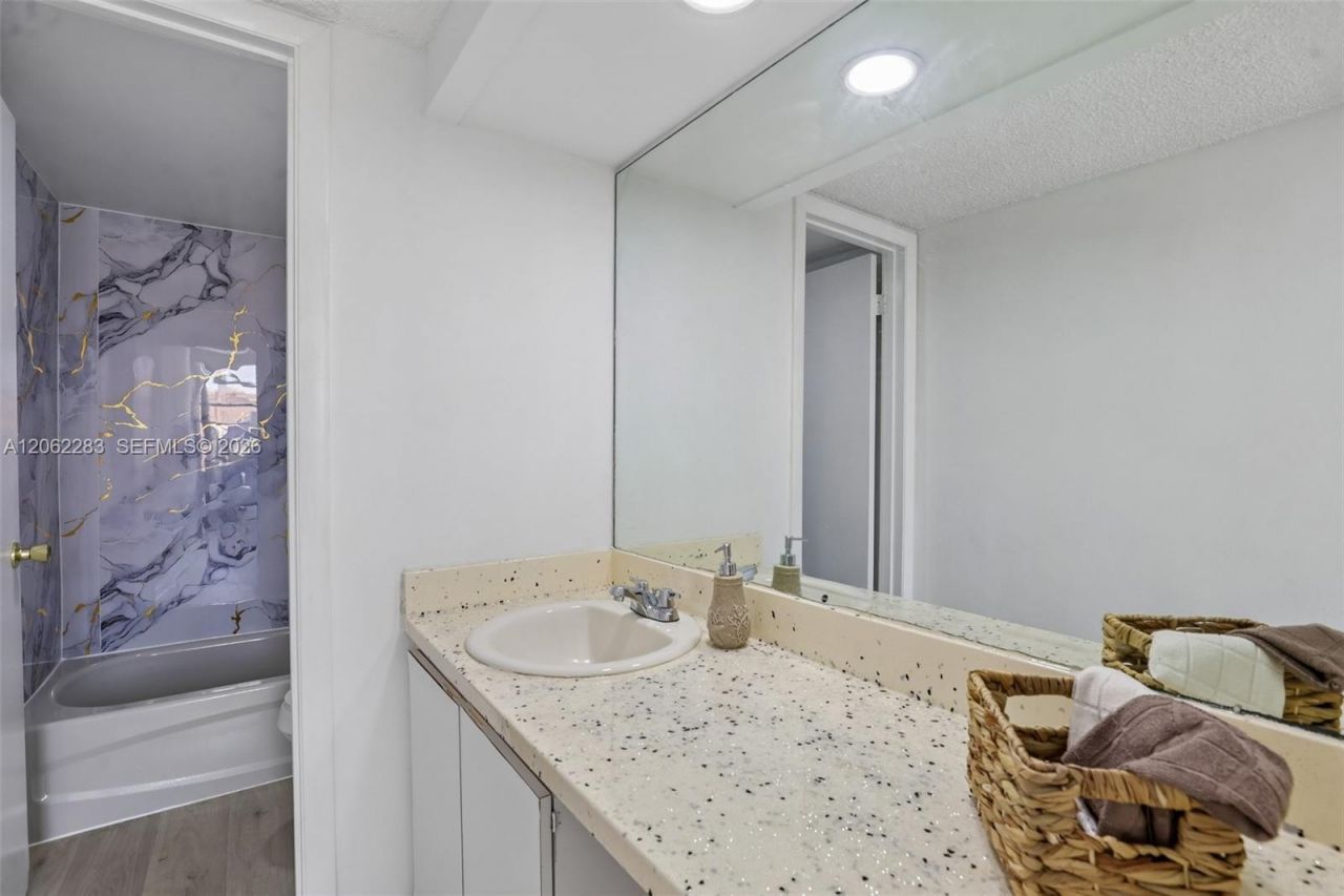 1900 W 68th St , Unit B203, Hialeah, FL 33014 Photo