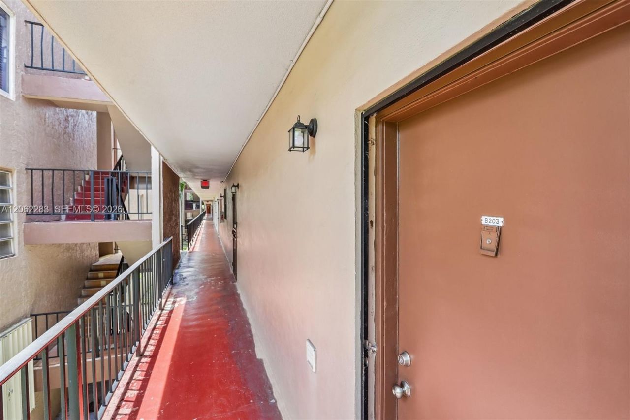 1900 W 68th St , Unit B203, Hialeah, FL 33014 Photo
