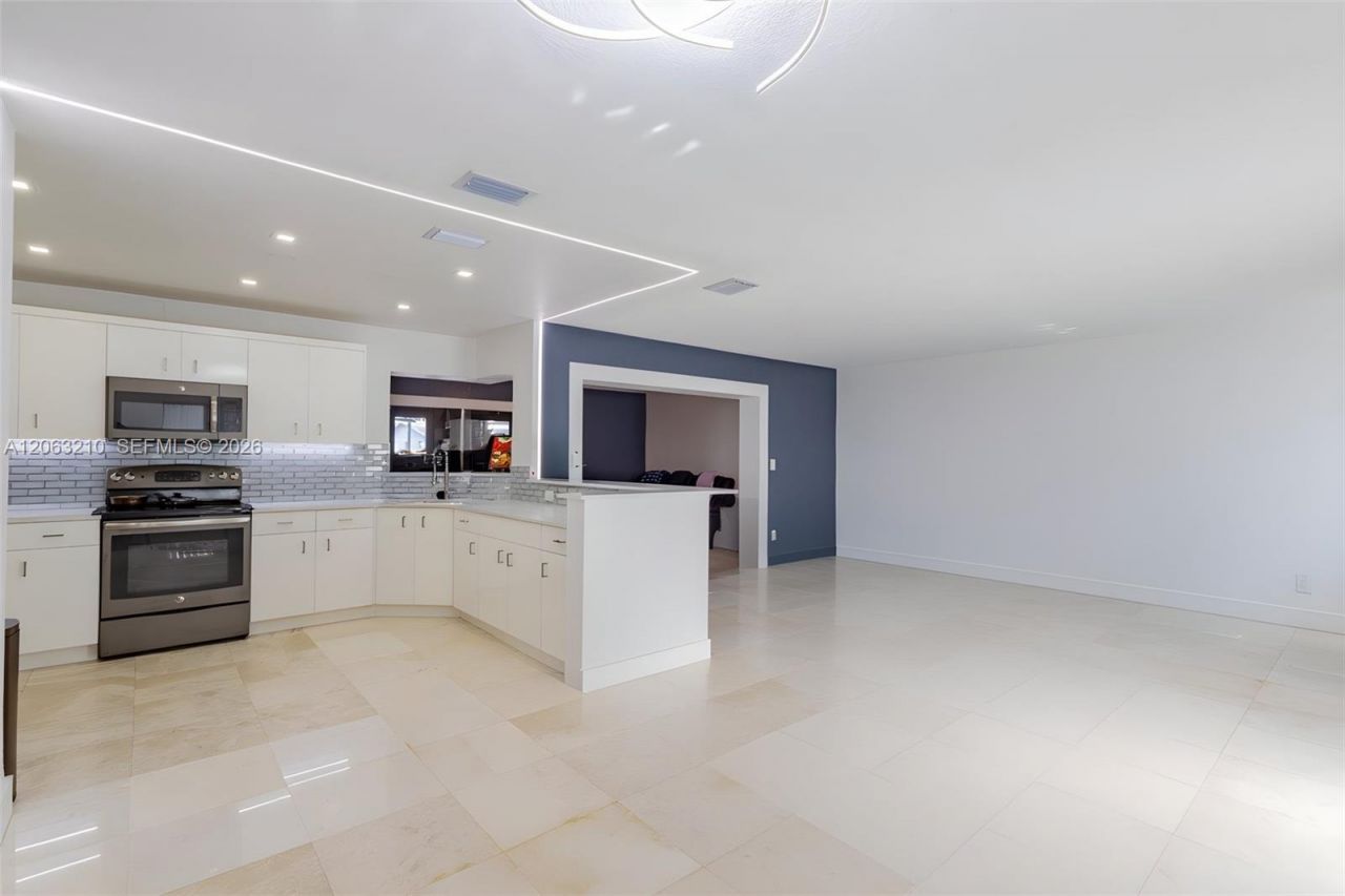 18150 NW 82nd Ave, Hialeah, FL 33015 Photo