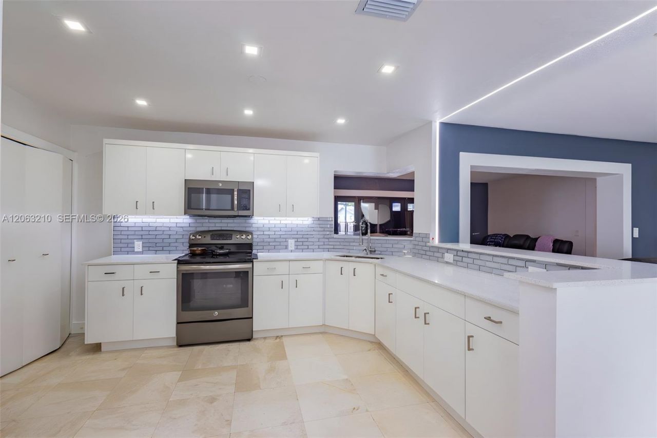 18150 NW 82nd Ave, Hialeah, FL 33015 Photo