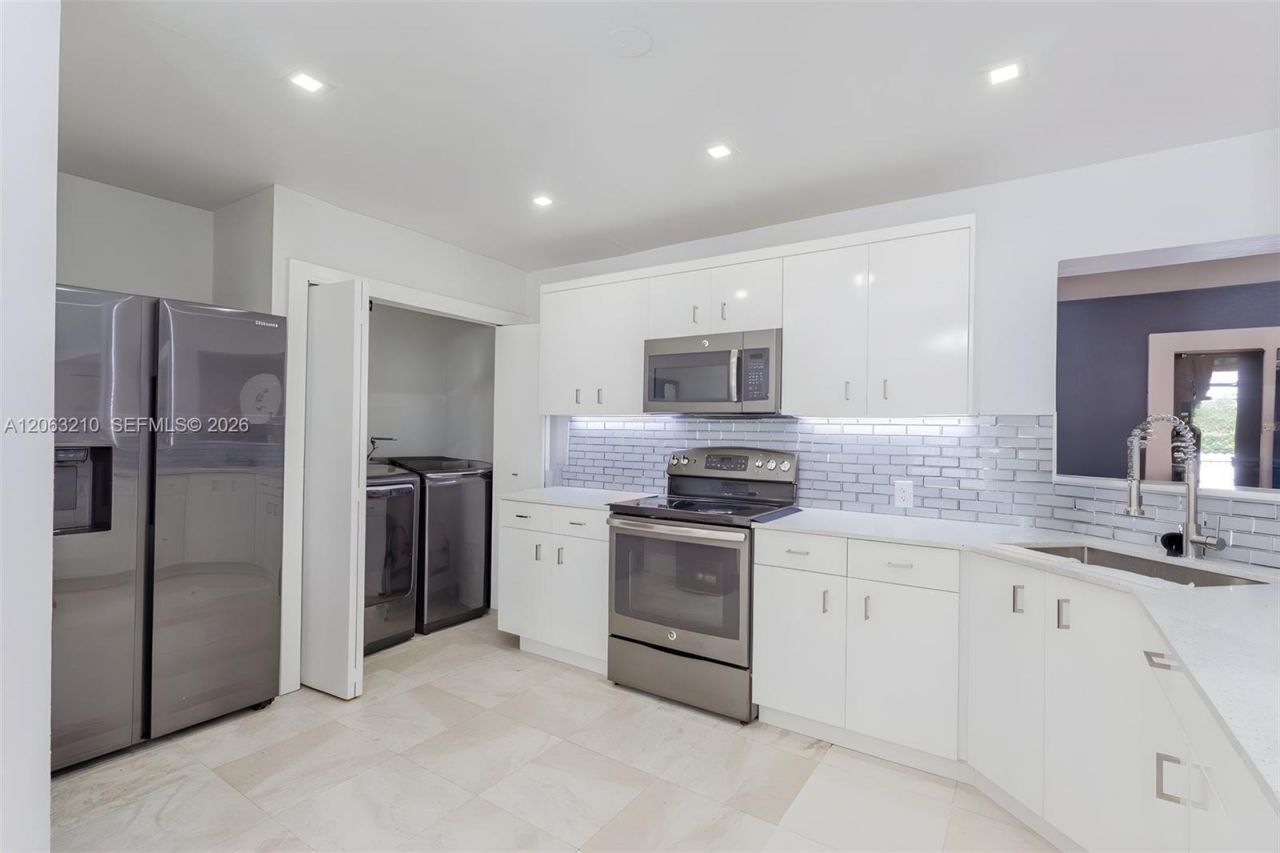 18150 NW 82nd Ave, Hialeah, FL 33015 Photo